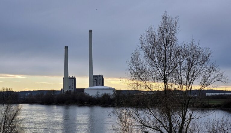 Tech Giants Invest in Natural Gas Plants for AI Power - Delimiter Online